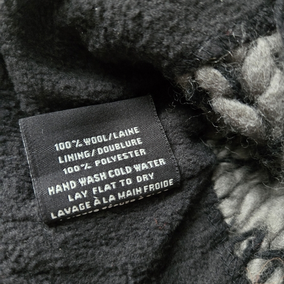 Everest Designs Wool Handcrafted Pompom Hat - Picture 7 of 7